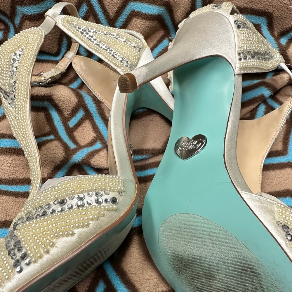 Betsey Johnson Blue bottom Women's
Sb-Ido Dress Sandal wedding heels ivory - Picture 7 of 7